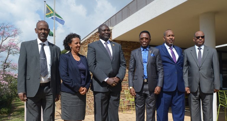 Riek Machar poses with the IGAD Council of Ministers delegation after the meeting outside Johnny Makhathini Diplomatic Guesthouse, Pretoria on 15 may 2018 (Photo Kenya's FM)