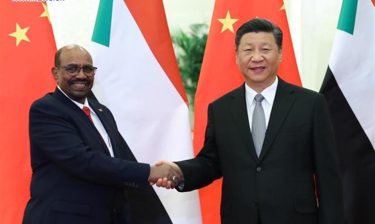 Chinese President Xi Jinping (R) shakes hands with Sudanese President Omer al-Bashir at the Great Hall of the People in Beijing, capital of China, Sept. 2, 2018. (Photo Xinhua).