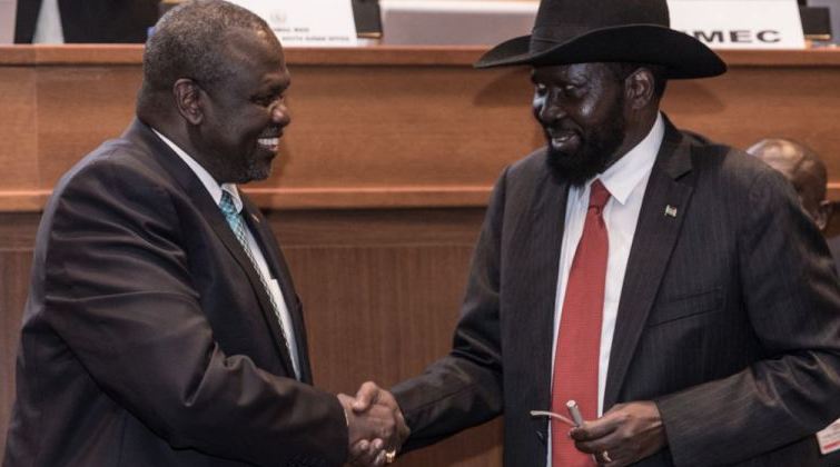 President Kiir (R) and SPLM-Io leader Machar shake hands after the signing of the revitalized peace agreement on 12 September 2018 (photo AFP)