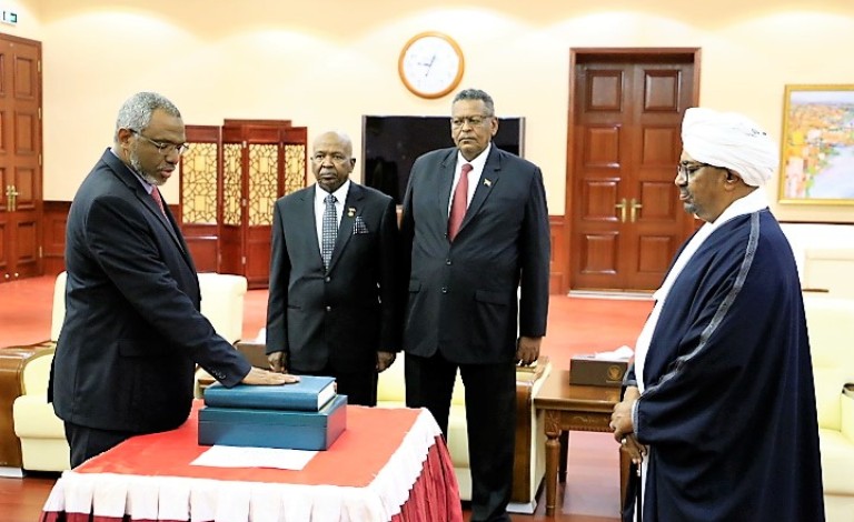 Moataz Moussa takes the oath of office before President Omer al-Bashir in presence of the First Vice President Bakri Hassan Saleh and chief justice Haider Ahmed Dafallah on 15 September 2018 (ST photo)