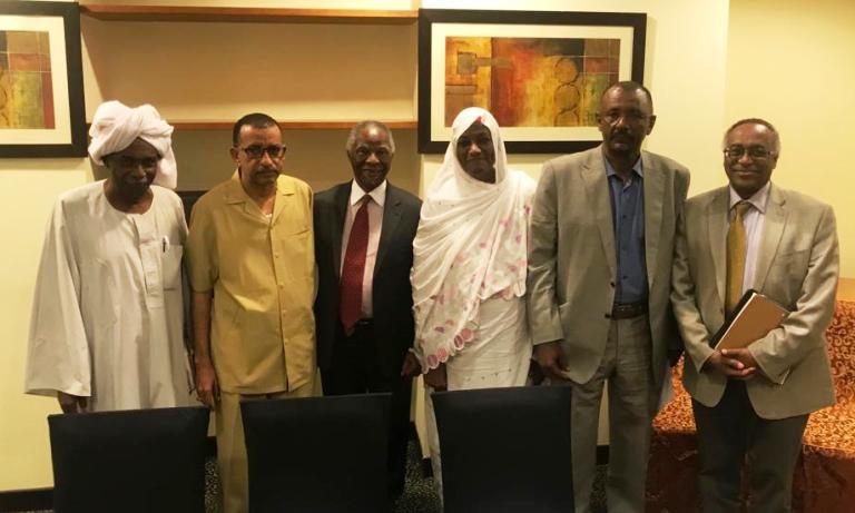 Thabo Mbeki (C) poses for a picture with the Sudan Call leading members in Khartoum on 18 Oct 2018 (ST Photo)