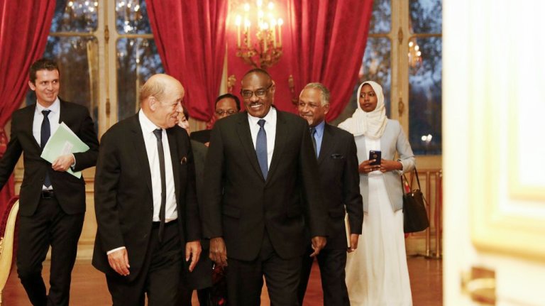 French FM Jean Yves Le Drian welcomes Sudan's FM Dirdeiry Ahmed in Paris on 20 Nov 2018 (Photo MEAF)