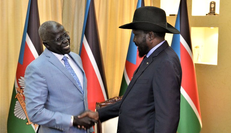 President Kiir shakes hands with FDs leading Gier Chuang Aluong on Thursday 15, 2018 (Photo SSPPU)