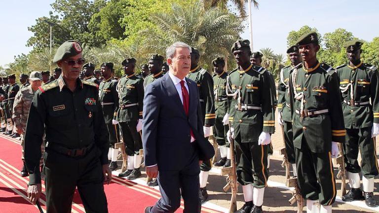 Sudan's Defence Minister Awad Ibn Ouf receives the visiting Turkish Defence Minister Hulusi Akar on 6, Nov 2018 (Photo Anadolu)