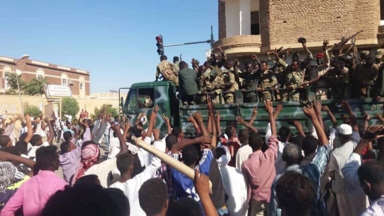 protesters_in_atbara_waving_hands_to_security_forces_on_20_december_2018_st.jpg