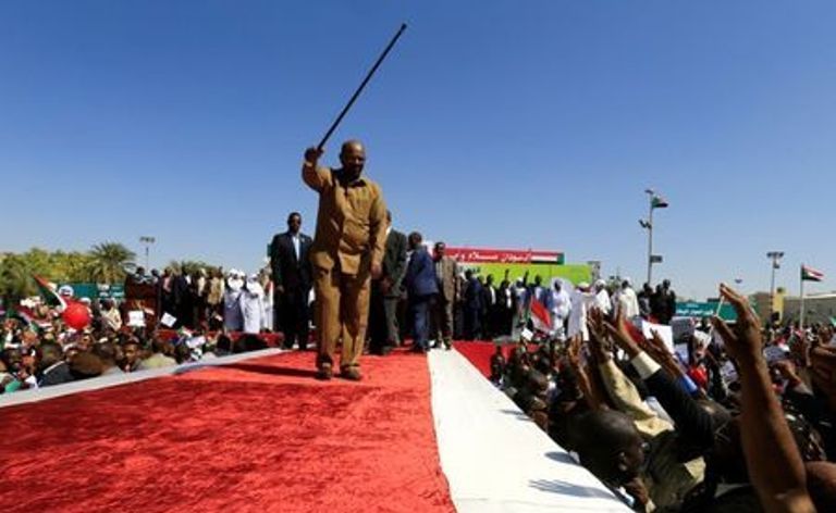 al-Bashir waves to his supporters during a rally at the Green Square in Khartoum, Sudan January 9, 2019. (Reuters Photo)