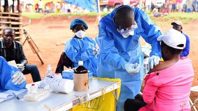 Congolese health worker administers Ebola vaccine to a woman who had contact with an Ebola sufferer in the village of Mangina in North Kivu province of the DRC, August 18, 2018. (Photo Reuters)