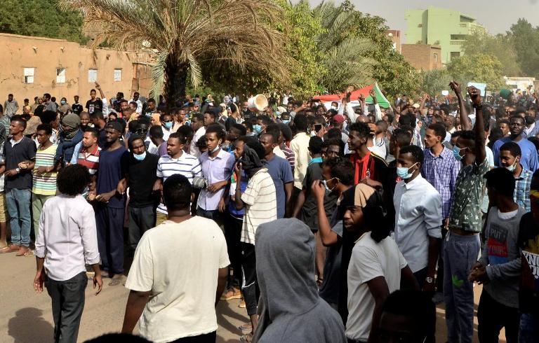 Sudanese demonstrators gather as they participate in anti-government protests in Khartoum, Sudan January 17, 2019. (Photo Reuters)