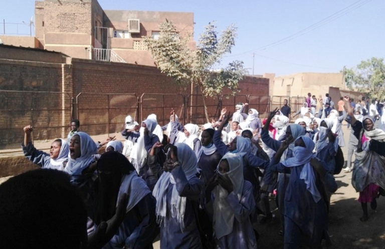 Sudanese school girls join an anti-government protest in Khartoum's twin city Omdurman on the west bank of the Nile river on January 24, 2019 (AFP Photo)