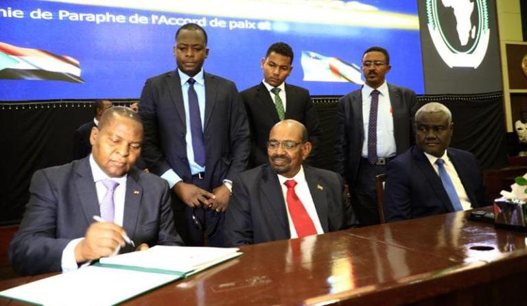 CAR President Faustin-Archange Touadéra signs peace agreement in Khartoum on 5 Feb 2019 (Photo SUNA)
