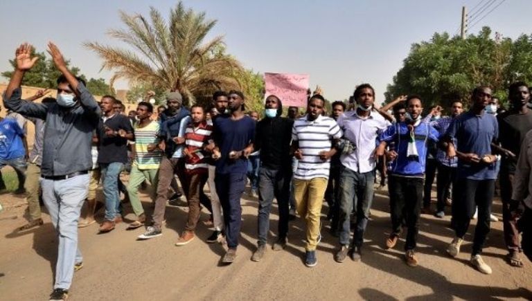 Sudanese demonstrators participate in anti-government protests in Khartoum on 17 January 2019.  (Photo Reuters)