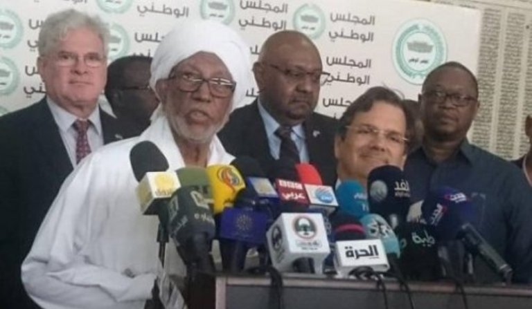 Sudan NA Speaker Ibrahim Ahmed Omer and Congressman Gus Bilirakis talks to the media  in Khartoum on 17 March 2019 (ST photo)