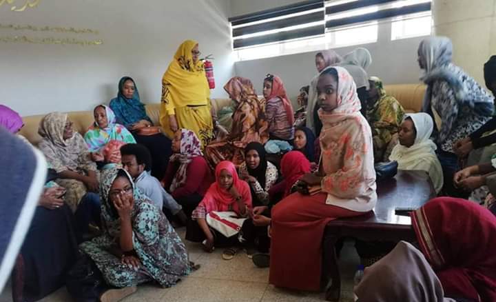Famillies of political detainees in NISS office Khartoum on 30 March 2019 (ST photo)