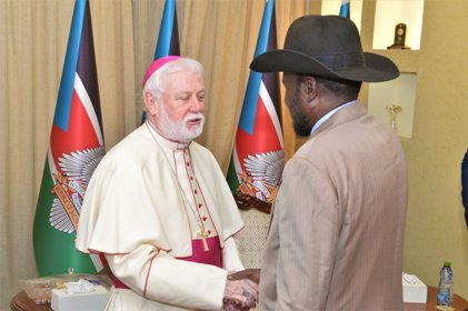 President Kiir shakes hand with top Vatican diplomat Archbishop Paul Gallagher in Juba on 22 March 2019 (SSPPU photo)