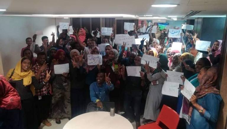 Zain Telecom staff members pose for a group photo to mark the one-day strike in Khartoum on 5 March 2019 (ST photo)