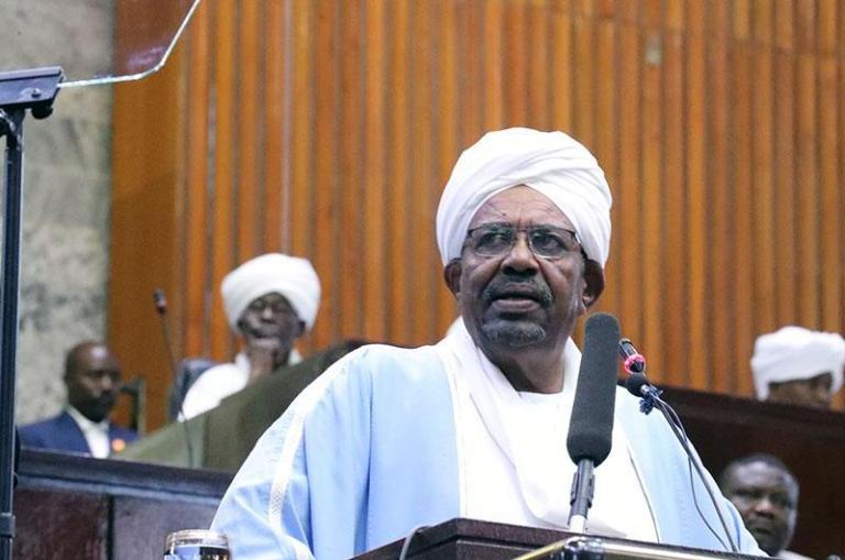 President Omer al-Bashir speaks to the lawmakers on 1 April 2019 (SUNA photo)