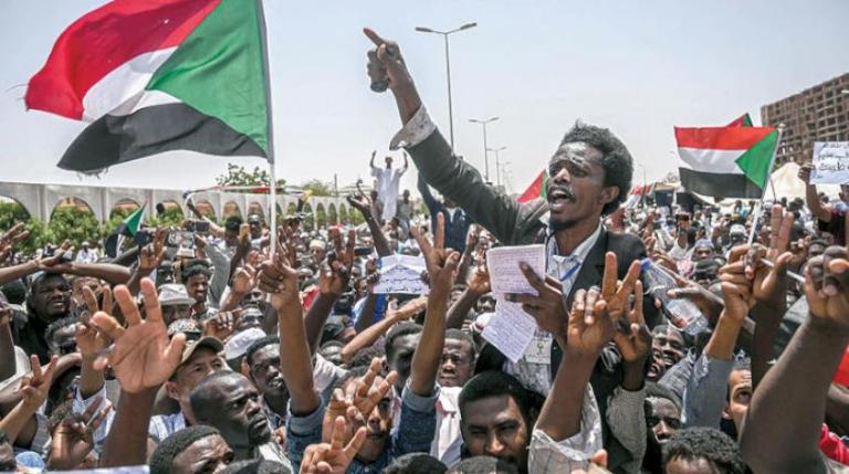 Sudanese demonstrators outside the army headquarters on Thursday 25, 2019 (AFP photo)