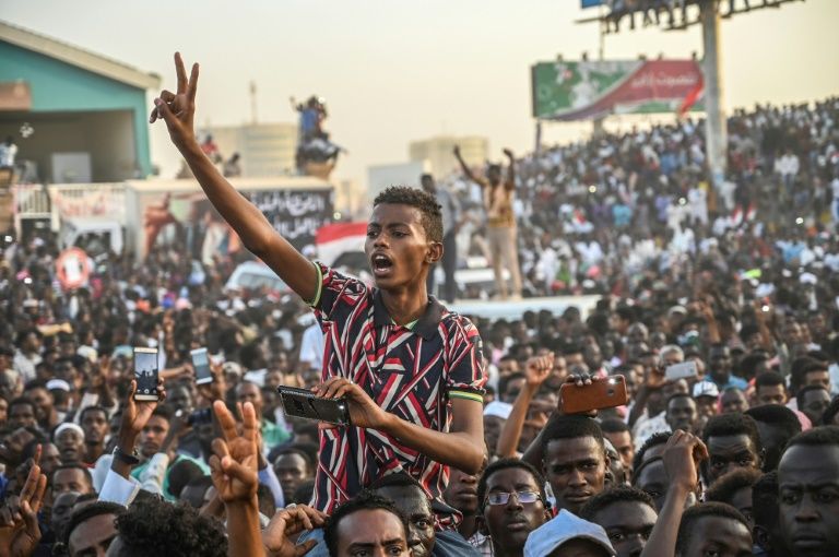 Sudanese rally outside the army headquarters supporting opposition demand to transfer power to civil rule on 25 April 2019 (AFP photo)