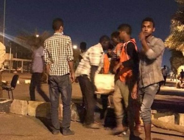 Sudanese youth build barricades at the sit-in square outside the army headquarters in Khartoum on 29 April 2019 (ST photo)