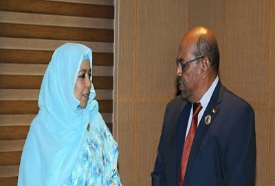 Amira Elfadil speaks with former President Omer al-Bashir on the sidelines of the African Union meeting in Nouakchott on 28 June 2018 (file photo)