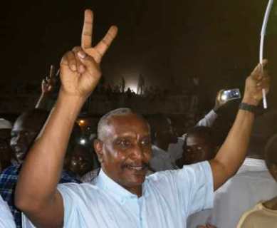 Arman waves the V for victory during a visit to the site protest on Monday evening 27 May 2019 (ST Photo)