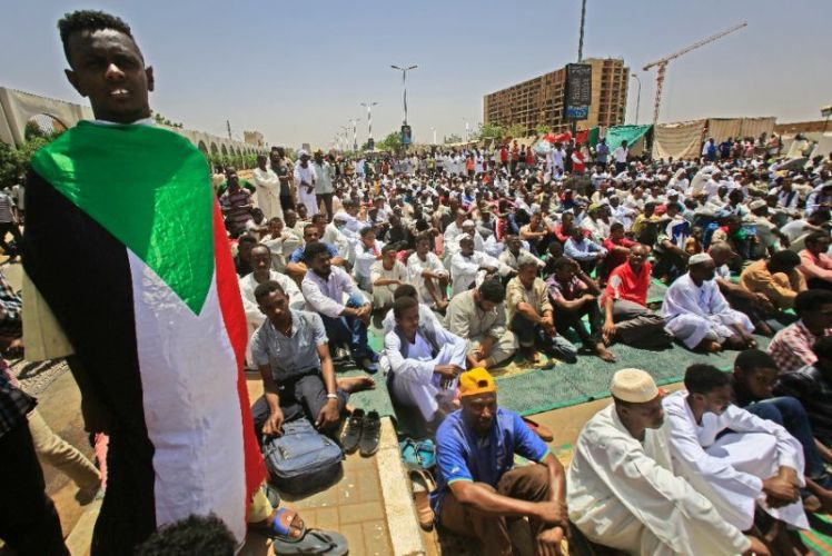 Sudanese demonstrators hold Friday prayers at the protest camp outside army headquarters in Khartoum on 3 May 2019 (AFP photo)