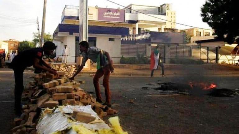 protesters establish a barricade in one of Khartoum neighbourhoods on 9 June 2019 (ST photo)