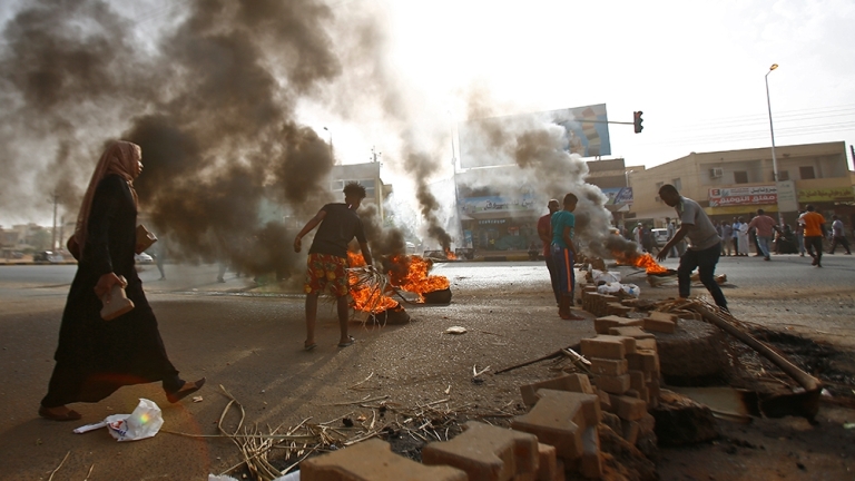 Sudanese protesters close Street 60 with burning tyres and pavers as military forces tried to disperse a sit-in outside Khartoum's army headquarters on June 3, 2019. (AFP Photo)