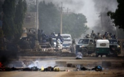 Sudanese forces are deployed around Khartoum's army headquarters on 3 June 2019 as they try to disperse Khartoum's sit-in. (AFP Photo)