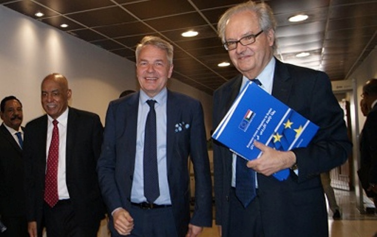 Finland's FM Haavisto (C) with EU envoy Michel Dumont (R) and Sudan's FM undersecretary (ST photo)