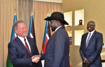 U.S ambassador to Rome Kipp Tom (L) shakes hands with President Salva Kiir as Foreign Affairs minister Nhial Deng Nhial looks on July 24, 2019 (PPU)