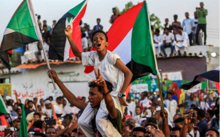 Sudanese in a Khartoum neighbourhood celebrate the deal on the transitional authority on 5 July 2019 (AFP photo)