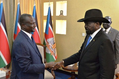 South Sudanese First Vice-President, Taban Deng Gai (L) briefs President Salva Kiir on August 15, 2019 (PPU)