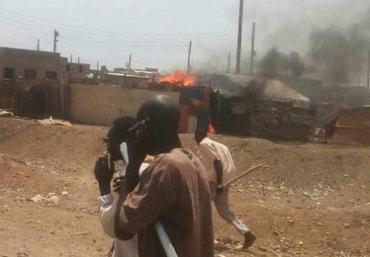 Picture showing the burning houses in the Nuba neighbourhood in Port Sudan on 21 August 2019 (ST photo)