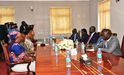 South Africa’s delegation led by deputy Minister of International Relations, Candith Mashego Dlamini (R) meet South Sudanese official at State House, August 8, 2019 (PPU)
