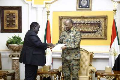 Chairman of the Sudanese Sovereign Council, General Abdul Fattah al-Burhan (R) meets South Sudan presidential aide, Tut Gatluak in Khartoum, September 7, 2019 (PPU)