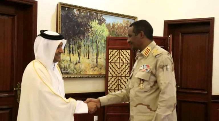 Mohamed Hamdan Daglo shackes hands with Qatari special envoy Mutlaq Al Qahtani on 9 October 2019 (SUNA photo)