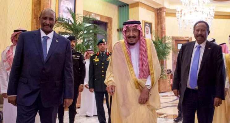 King Salman (C) with head of Sovereign Council al-Burhan (L) and Prime Minister Hamdok on 6 Oct 2019 (SPA Photo)