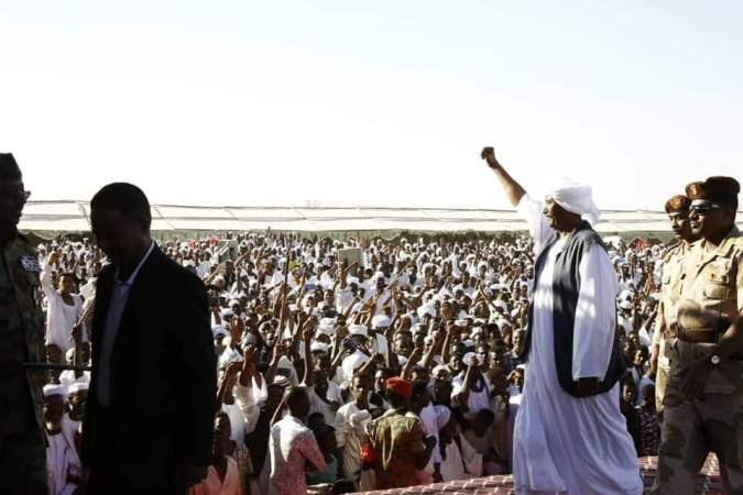 Al-Burhan wearing transitional clothes waves his hand greeting the tribal meeting in Shendi, northern Sudan on 9 November 2019 (ST Photo)