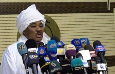 Al-Badawi presents his 2020 budget wearing Sudanese traditional dress on 27 Dec 2019 (SUNA photo)