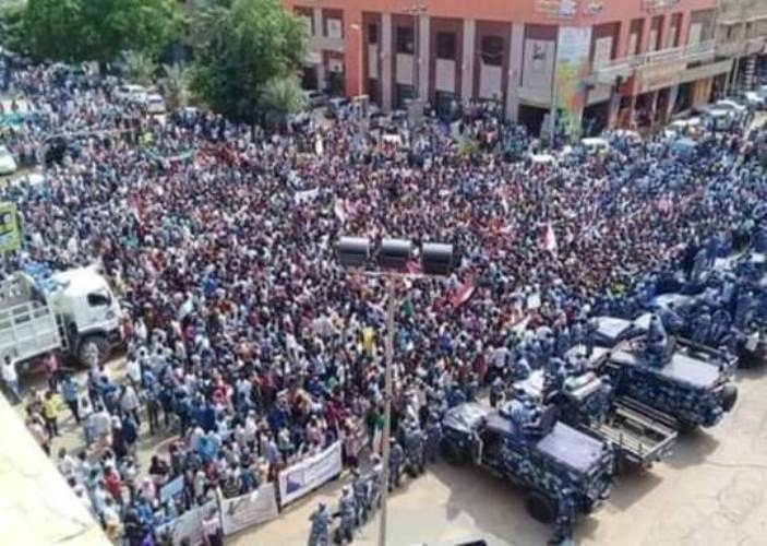 al-Bashir spporters protest in Khartoum streets on 14 Dec 2019 (ST photo)