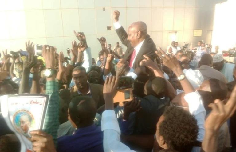SPLM-N Agar deputy chairman Yasir Arman welcomed by the Movement supporters at the Khartoum airport on 2 Dec 2019 (ST photo)