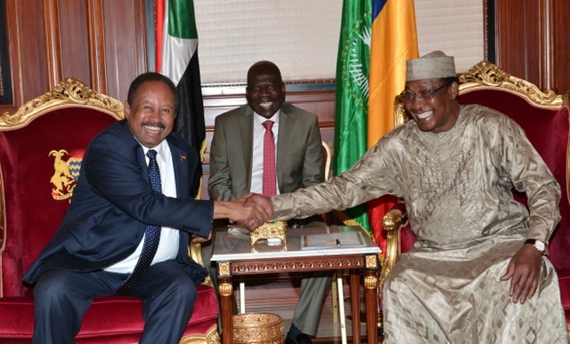 Chadian President Idriss Deby (R) shakes hands with Sudan PM Abdallah Hamdok in Ndjamena on 16, 2019 (Chadian presidency photo)