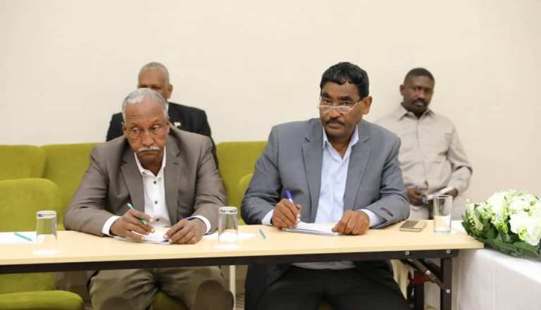 Azhary Ali (L) of the Unionist Gathering Ibrahim al-Sheikh of the Sudanese Congress Party representing FFC meet with SRF in Juba on 12 December 2019 (Sovereign Council photo)