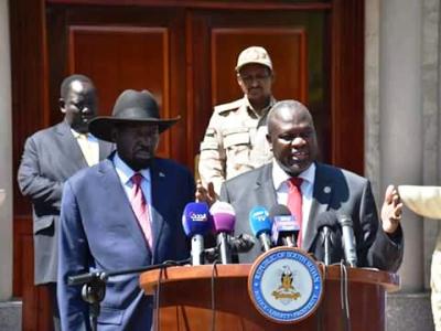 South Sudan opposition leader Riek Machar (L) speaks to reporters in Juba on Tuesday, Dec. 17, 2019 (PPU)
