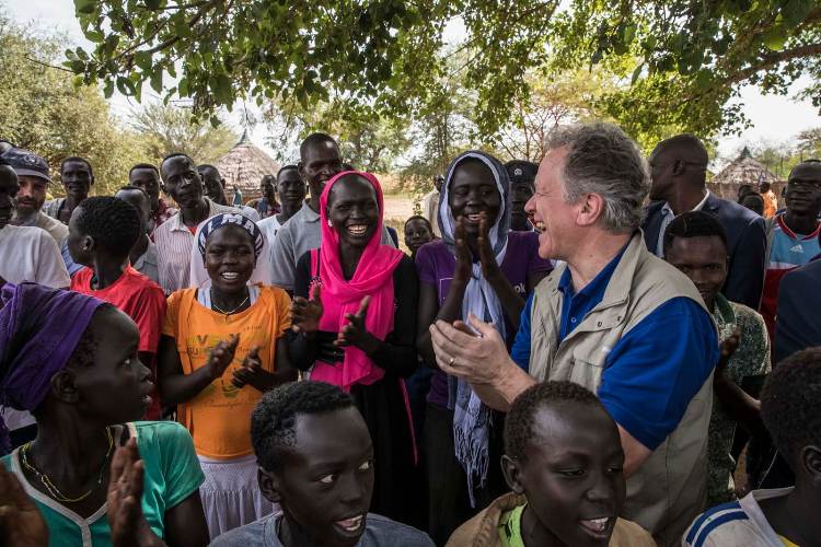 WFP Executive Director David Beasley poses with Yabus people in the first food distribution operation after decades on 18 Dec 2019 (WFP photo)