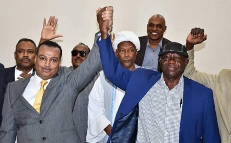 Al-Hilu and Al-Mirghani raise hands in Juba with leading members of their groups in Juba on 29 January 2020 (ST photo)