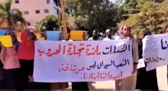 Protesters outside UAE embassy in Khartoum with a banner saying Sudanese are not mercenary and call to return youth back on 26 January 2020 (ST photo) (