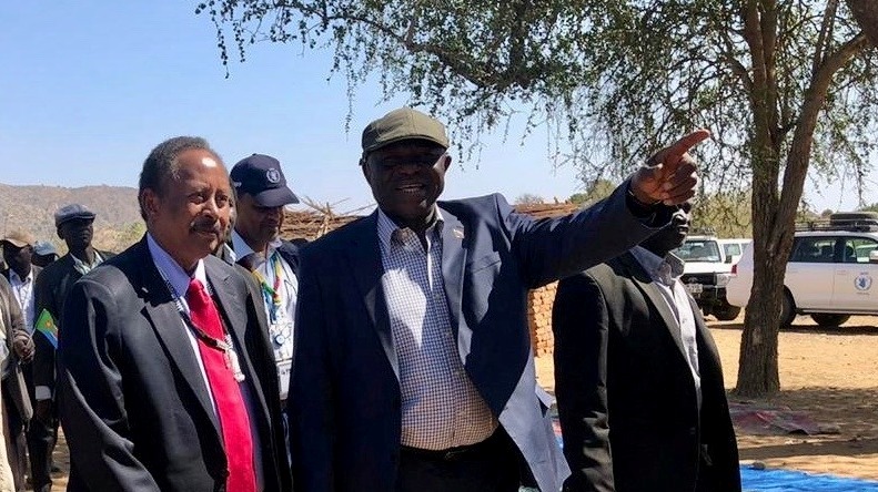 SPLM-N leader al-Hilu speaks to Sudanese PM Hamdok after his arrival to Kauda on 9 January 2020 (SUNA photo)