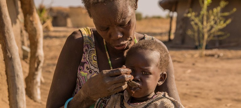 A South Sudanese mother feeds her baby in Aweil, South Sudan, January 2018 (FAO photo)